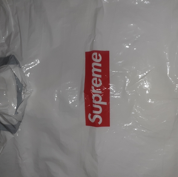 Supreme poncho - Picture 2 of 2
